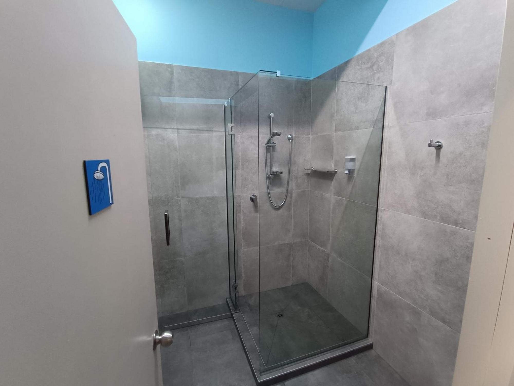 Hostel Urbanz Christchurch Exterior foto A shower cubicle