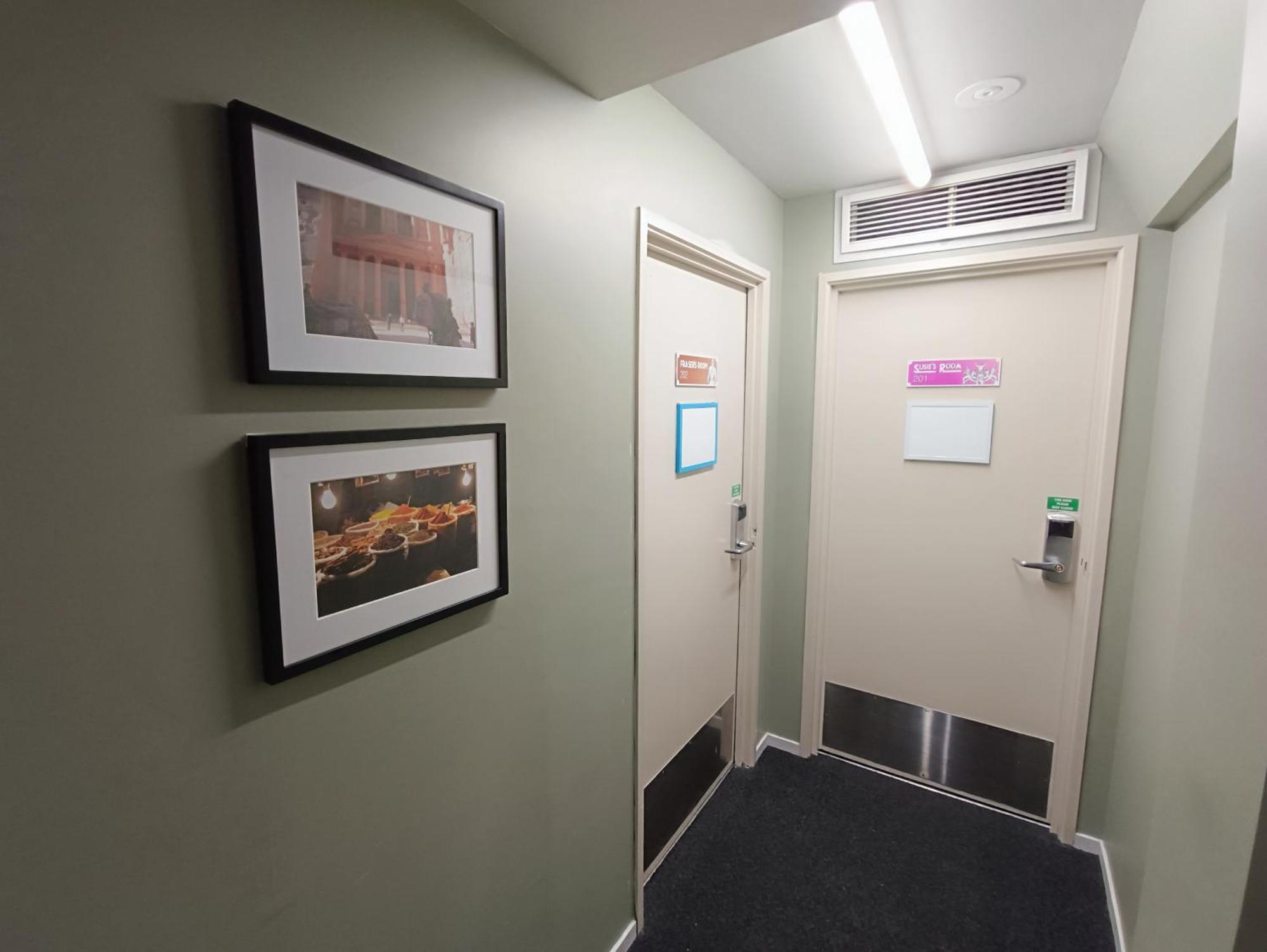 Hostel Urbanz Christchurch Exterior foto A typical corridor