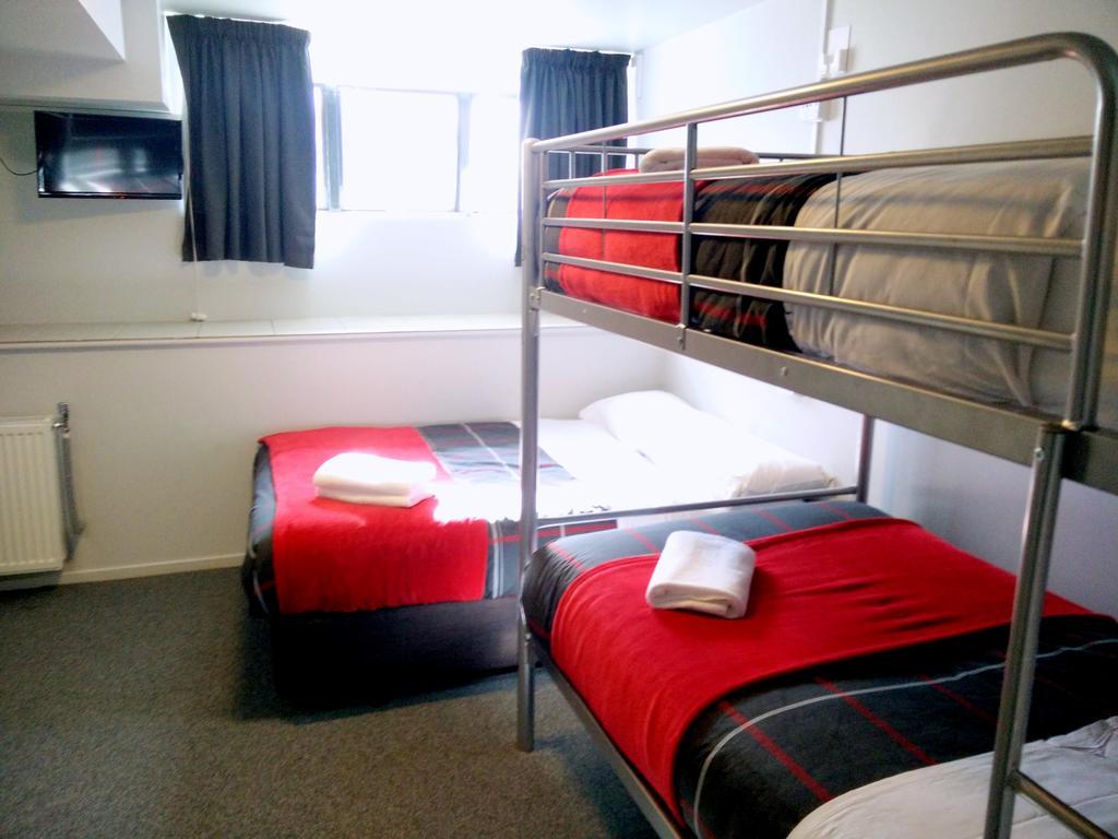 Hostel Urbanz Christchurch Exterior foto A typical room at the hostel