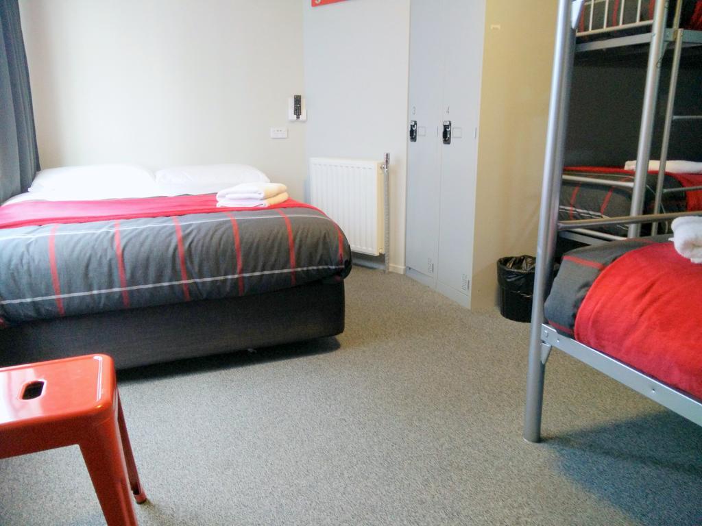 Hostel Urbanz Christchurch Exterior foto A typical room at a hostel