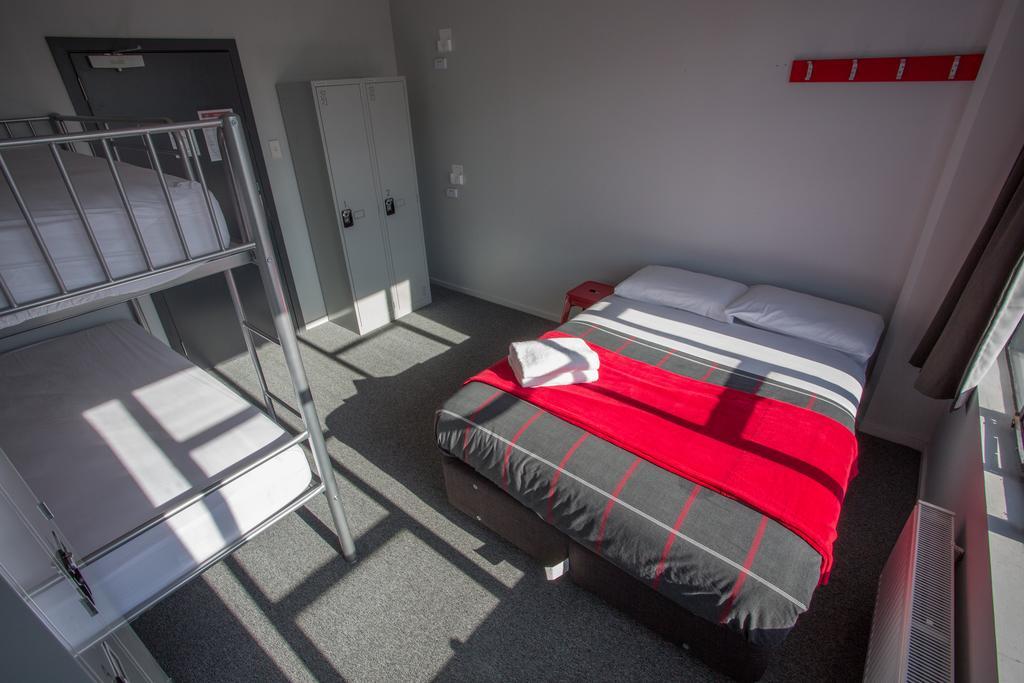 Hostel Urbanz Christchurch Exterior foto A cell at the prison