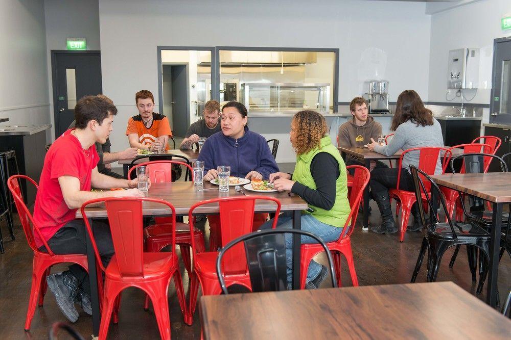 Hostel Urbanz Christchurch Exterior foto The dining room at the new boarding house