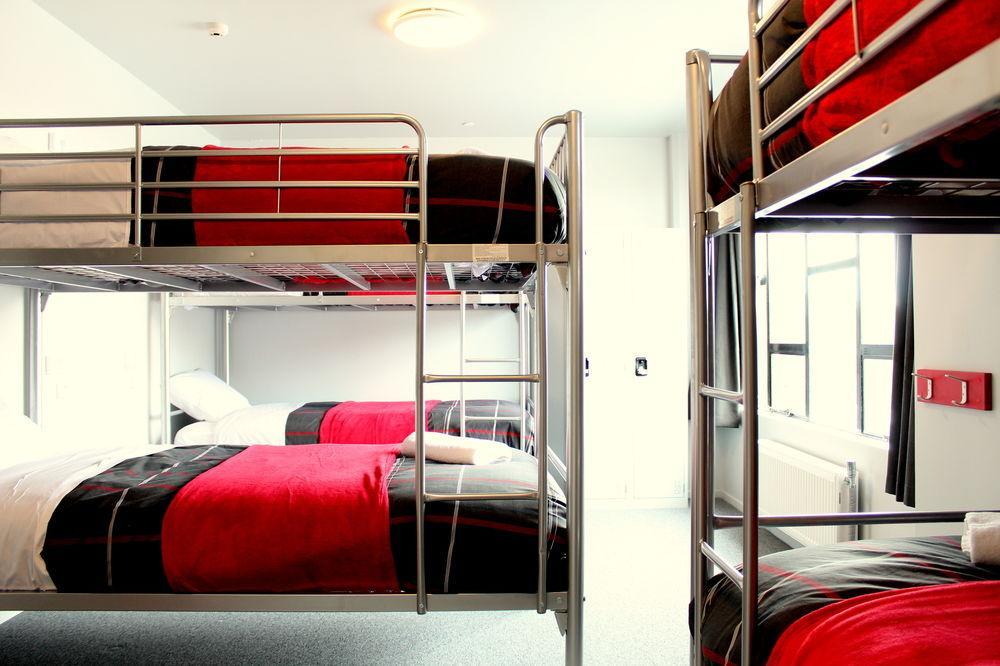 Hostel Urbanz Christchurch Exterior foto A typical room at a youth hostel