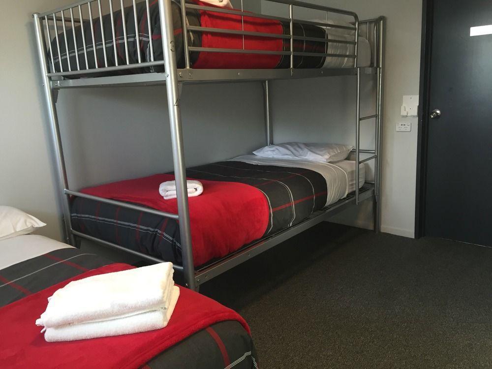 Hostel Urbanz Christchurch Exterior foto A room at the motel