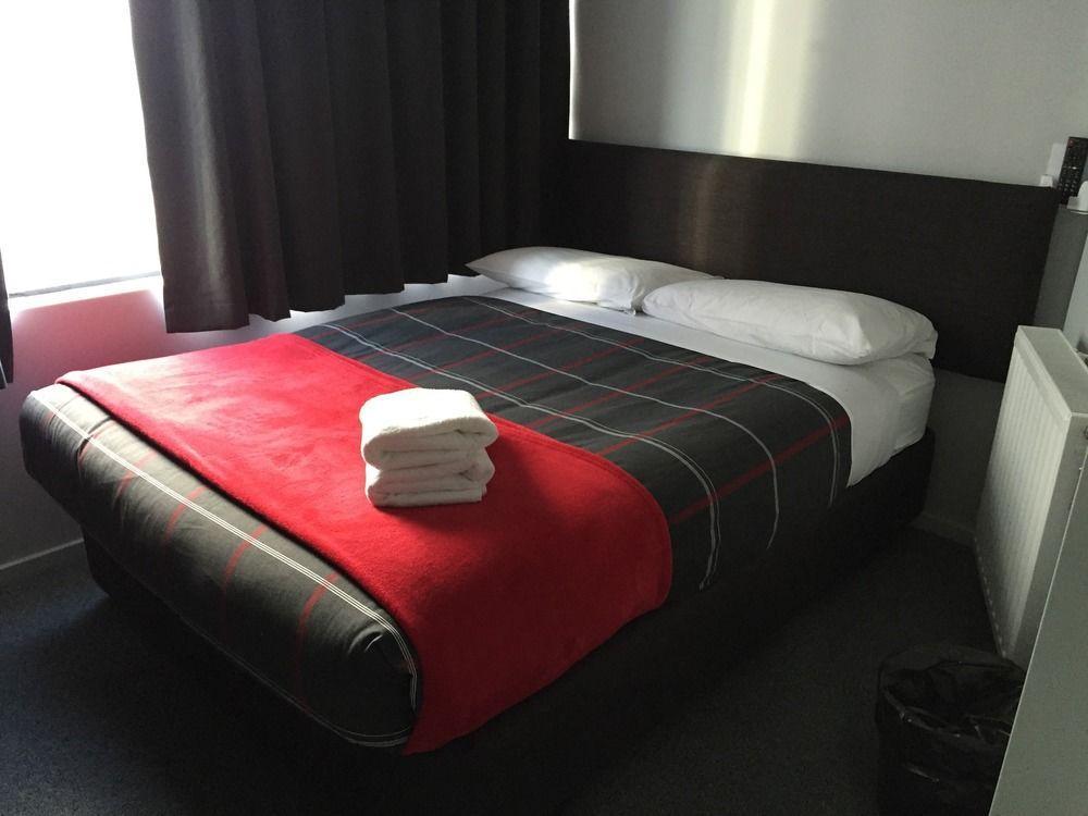 Hostel Urbanz Christchurch Exterior foto A typical room at the hotel