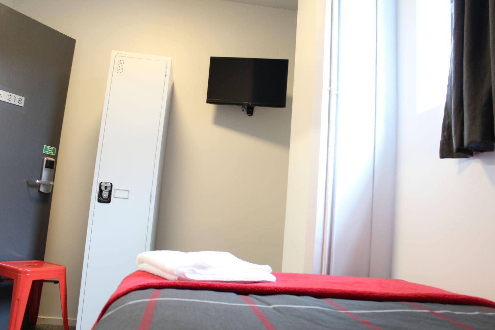 Hostel Urbanz Christchurch Exterior foto A room at a B&B hotel in Paris