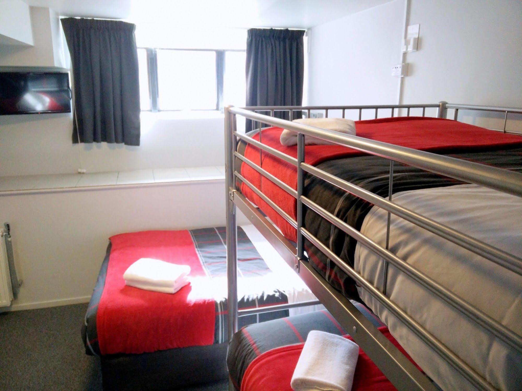 Hostel Urbanz Christchurch Exterior foto A typical room at the hotel