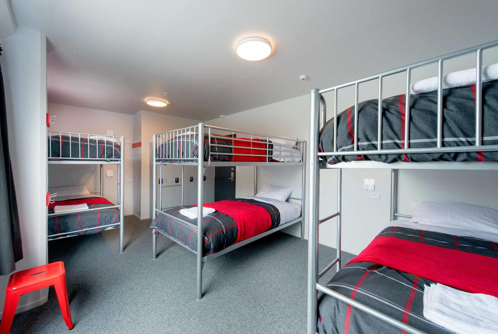 Hostel Urbanz Christchurch Exterior foto A typical room at a backpackers' hostel in Australia