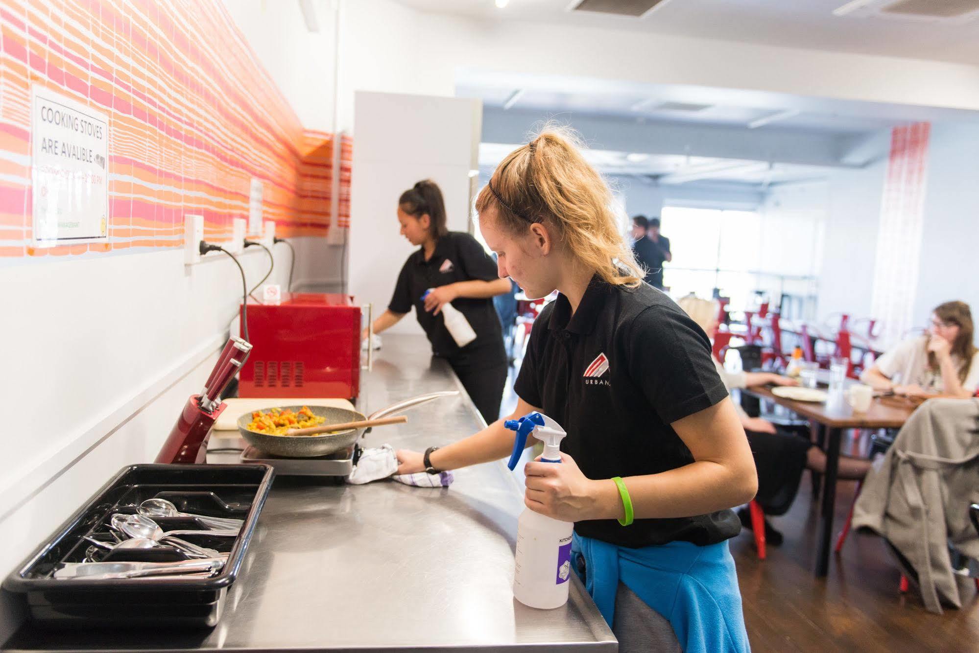 Hostel Urbanz Christchurch Exterior foto A student working in the kitchen at the restaurant