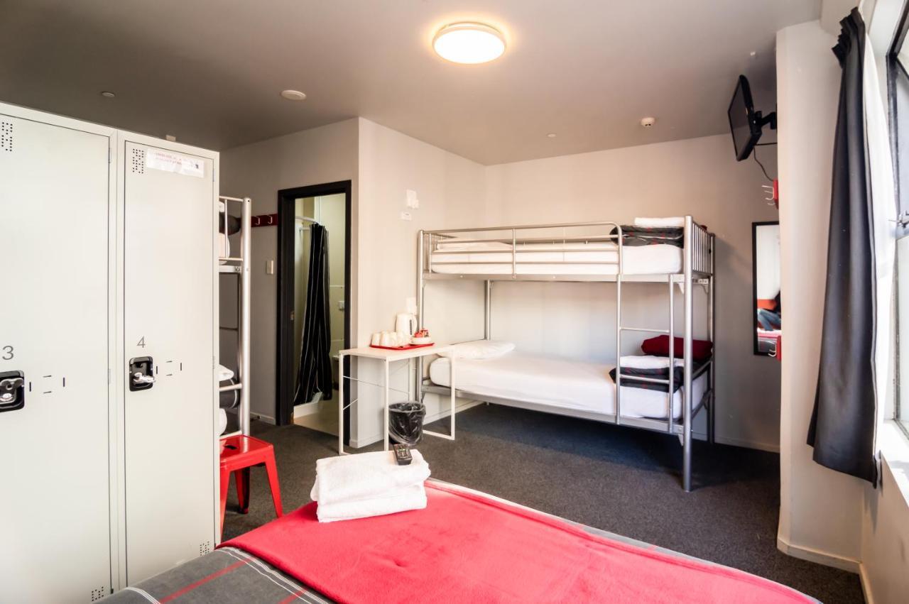 Hostel Urbanz Christchurch Exterior foto A typical room at a typical Ibis budget hotel