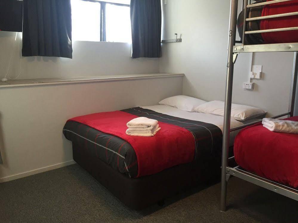 Hostel Urbanz Christchurch Exterior foto A room at the YHA in Dunedin, New Zealand