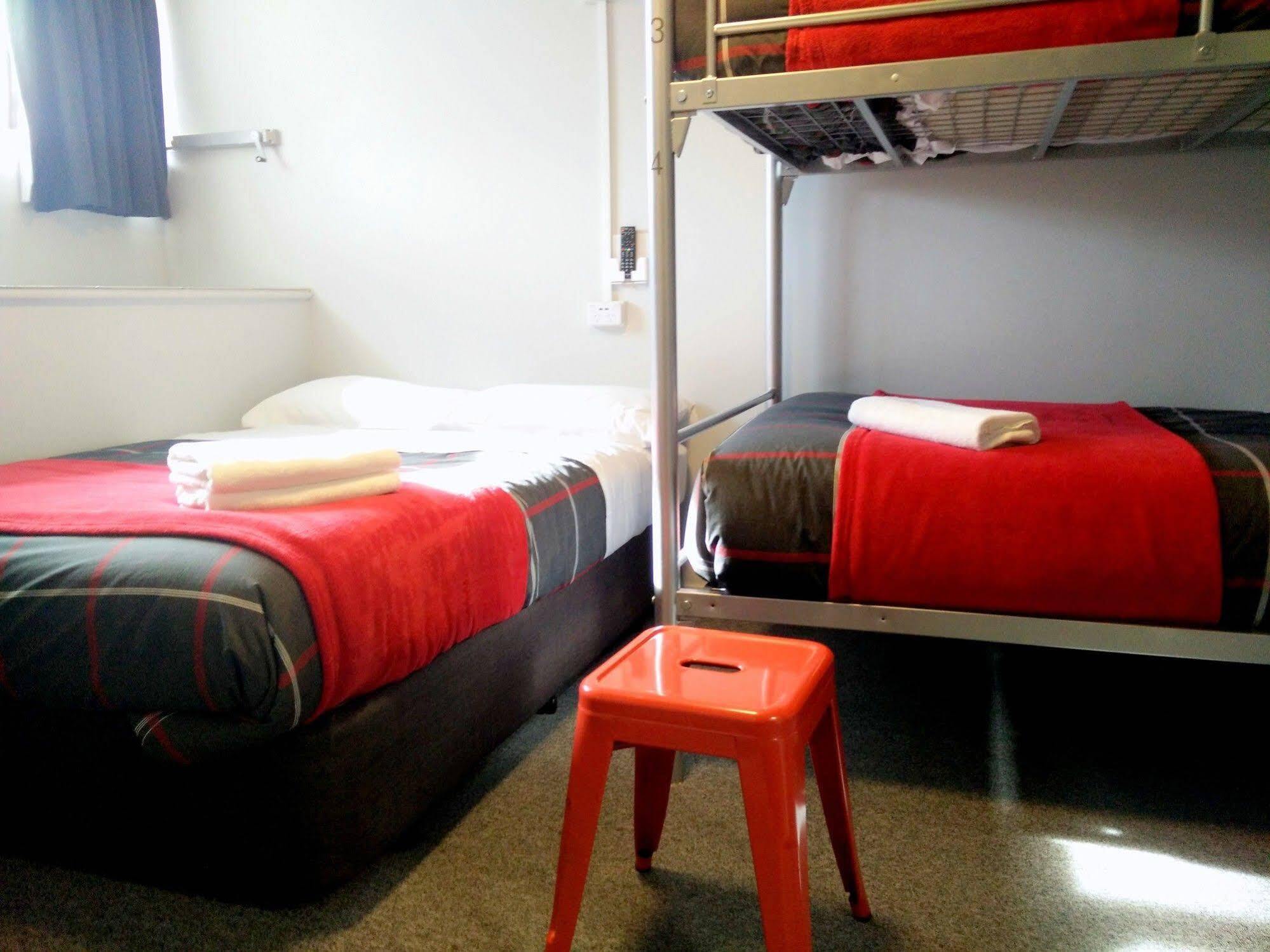 Hostel Urbanz Christchurch Exterior foto A typical room at a backpackers' hostel in Dunedin, New Zealand